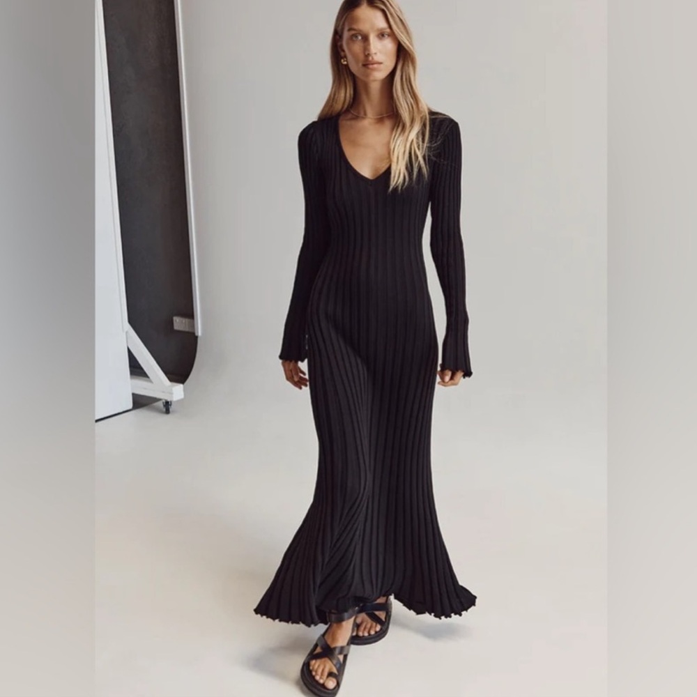 REIGN BLACK SLEEVED KNIT MIDI DRESS